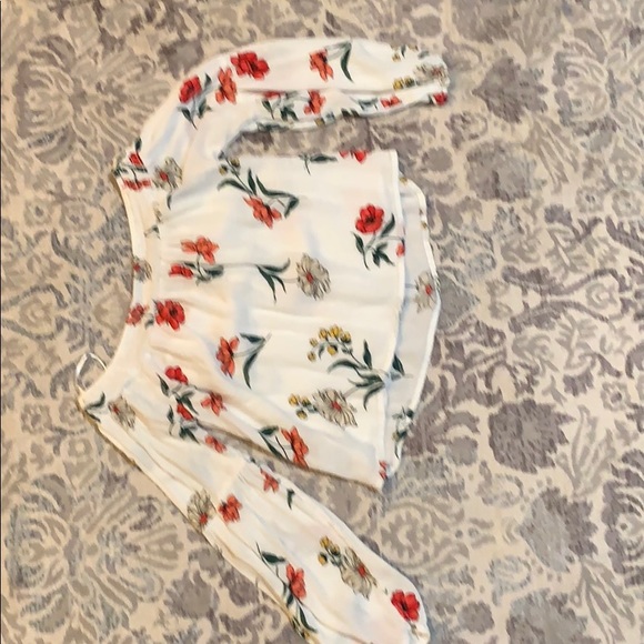 cute hollister kinda cropped shirt - Picture 2 of 2